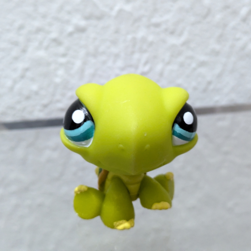 Littlest Pet Shop Sitting Turtle Green Aqua Eyes LPS #971